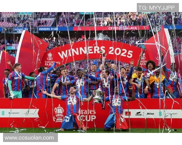 水晶球星闪耀赛场足坛新风潮足球明星水晶奖项荣耀诞生 水晶球星闪耀赛场足坛新风潮足球明星水晶奖项荣耀诞生